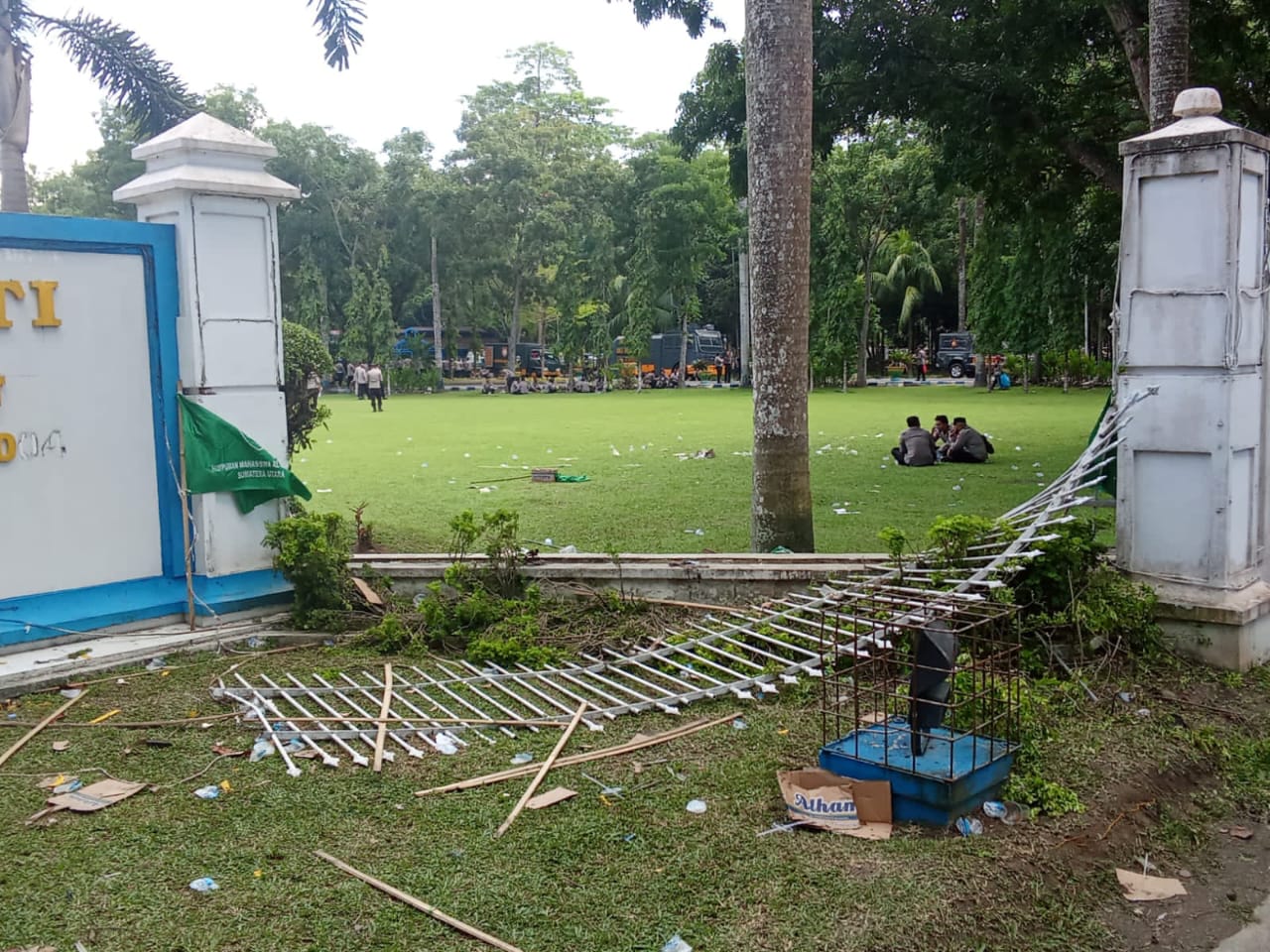 Ribuan Massa Al Washliyah Demo Kantor Bupati, Pagar Rubuh