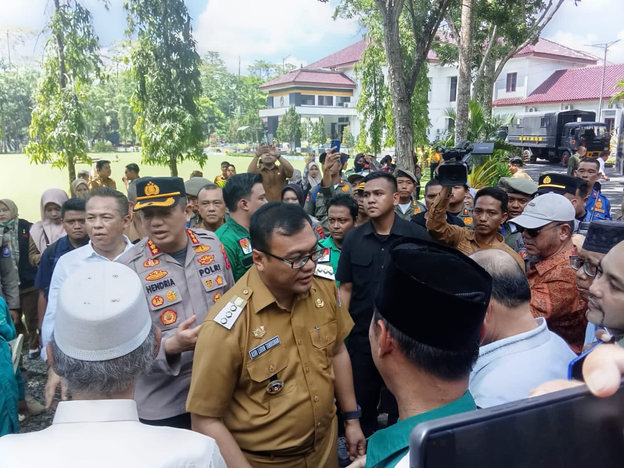 Ribuan Massa Al Washliyah Demo Kantor Bupati, Pagar Rubuh