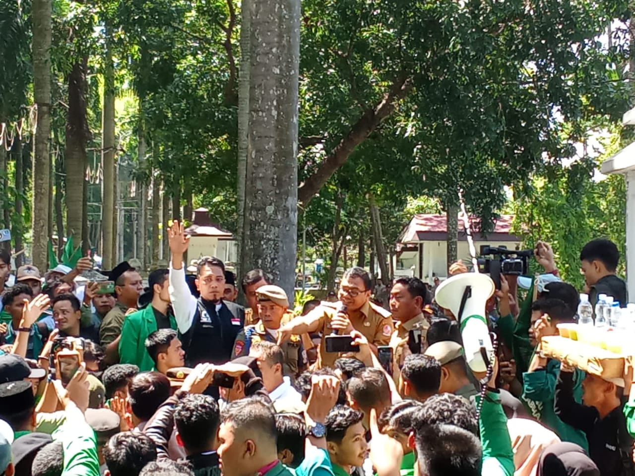 Ribuan Massa Al Washliyah Demo Kantor Bupati, Pagar Rubuh
