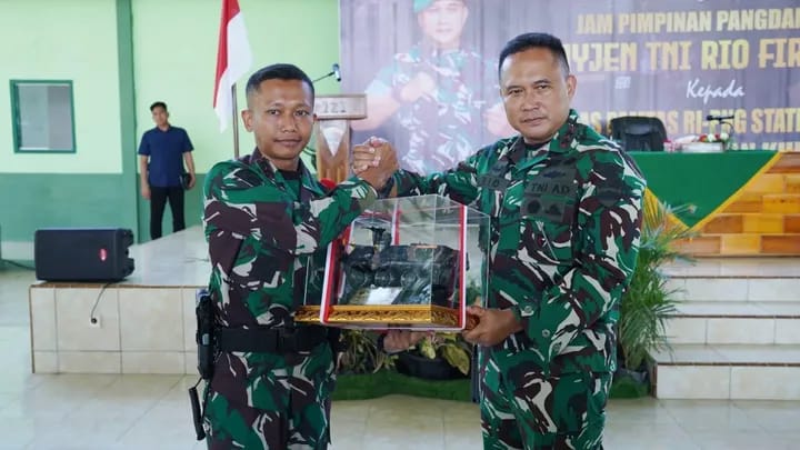 Pangdam I/BB Kunjungi Yonif 121/MK, Berikan Arahan dan Motivasi Kepada Prajurit Pangdam I/BB Kunjungi Yonif 121/MK, Berikan Arahan dan Motivasi Kepada Prajurit