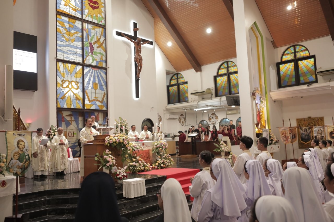 Perayaan Syukur 100 Tahun Gereja Katolik Paroki Hati Kudus Palembang : Peziarahan dan Pengharapan Dengan Semangat Hati Yang Terbuka 