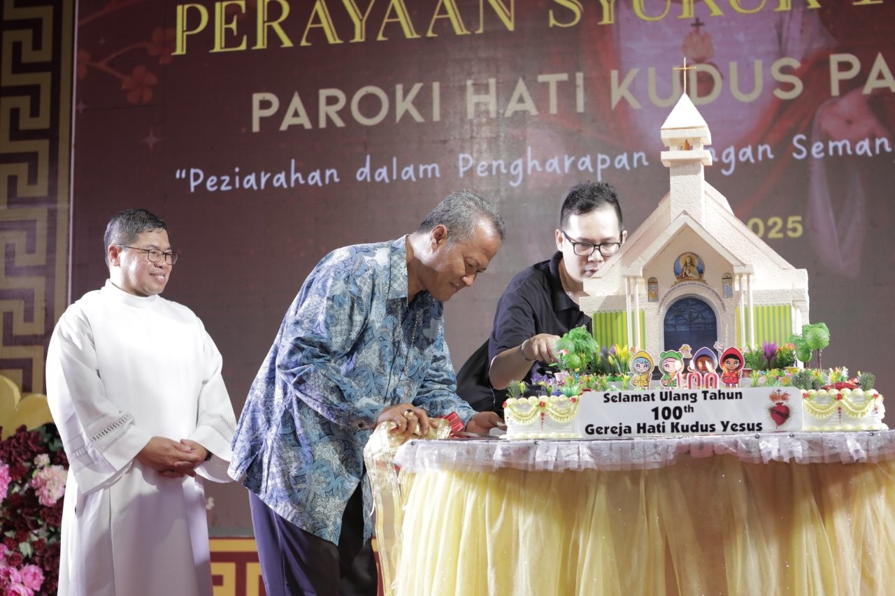 Perayaan Syukur 100 Tahun Gereja Katolik Paroki Hati Kudus Palembang : Peziarahan dan Pengharapan Dengan Semangat Hati Yang Terbuka 