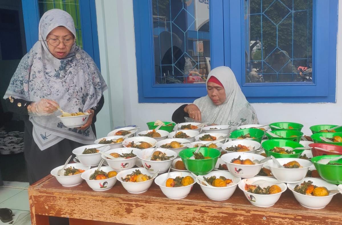 Jama’ah Majlis Ta’lim Al-Mukarromah Gelar Jum'at Berkah, Bagikan Makan Bergizi Gratis (MBG)