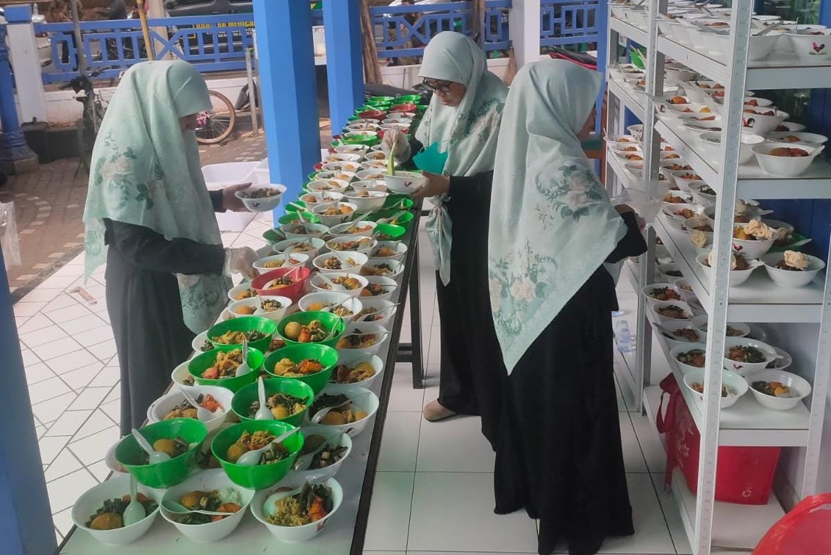 Jama’ah Majlis Ta’lim Al-Mukarromah Gelar Jum'at Berkah, Bagikan Makan Bergizi Gratis (MBG)