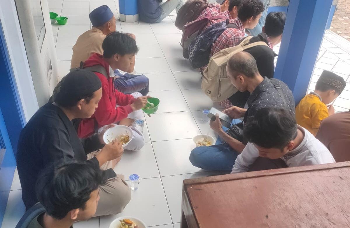 Jama’ah Majlis Ta’lim Al-Mukarromah Gelar Jum'at Berkah, Bagikan Makan Bergizi Gratis (MBG)