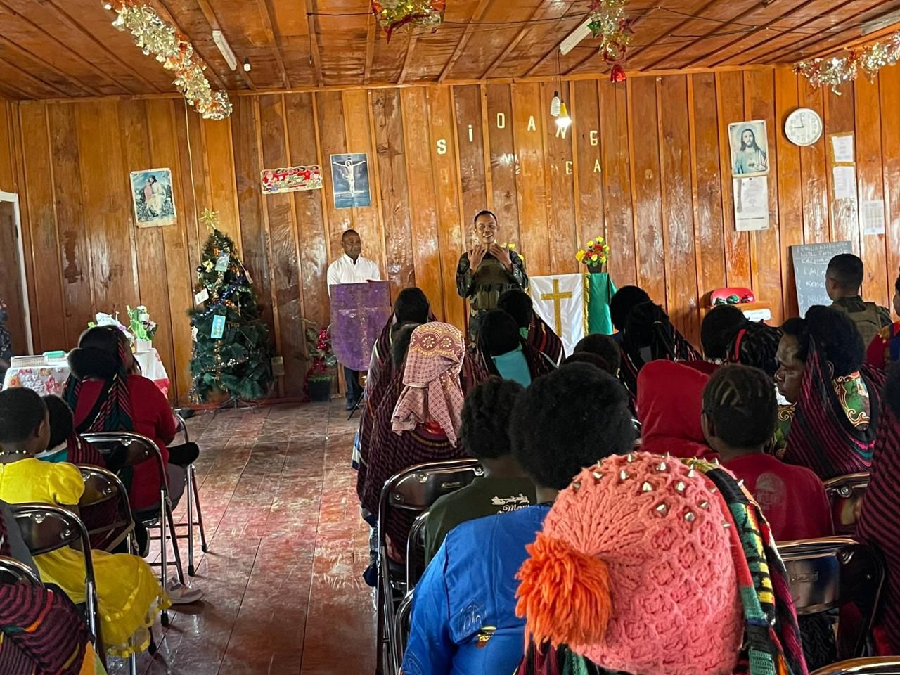 Satgas Yonif 700/WYC Rajut Kasih di Tanah Papua, Ibadah Bersama Jemaat Gereja Bethesda Batilame Satgas Yonif 700/WYC Rajut Kasih di Tanah Papua, Ibadah Bersama Jemaat Gereja Bethesda Batilame