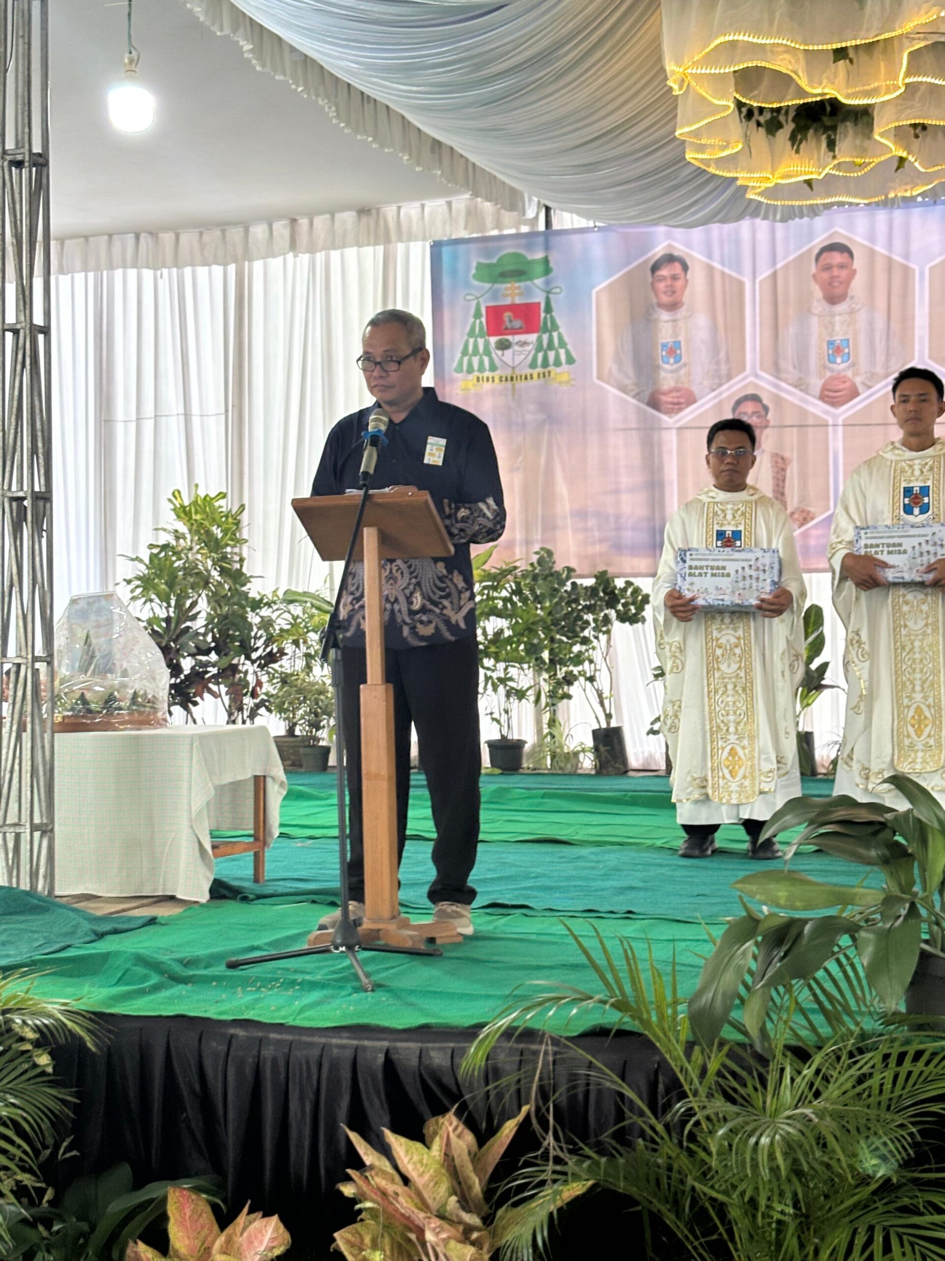 Ditjen Bimas Katolik Kemenag RI Beri Bantuan Alat Misa Kepada 8 Imam Tertahbis Ditjen Bimas Katolik Kemenag RI Beri Bantuan Alat Misa Kepada 8 Imam Tertahbis