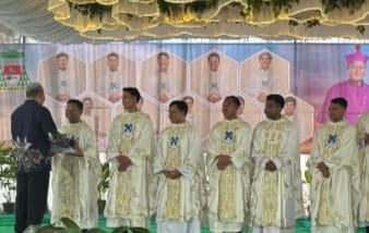 Ditjen Bimas Katolik Kemenag RI Beri Bantuan Alat Misa Kepada 8 Imam Tertahbis Ditjen Bimas Katolik Kemenag RI Beri Bantuan Alat Misa Kepada 8 Imam Tertahbis