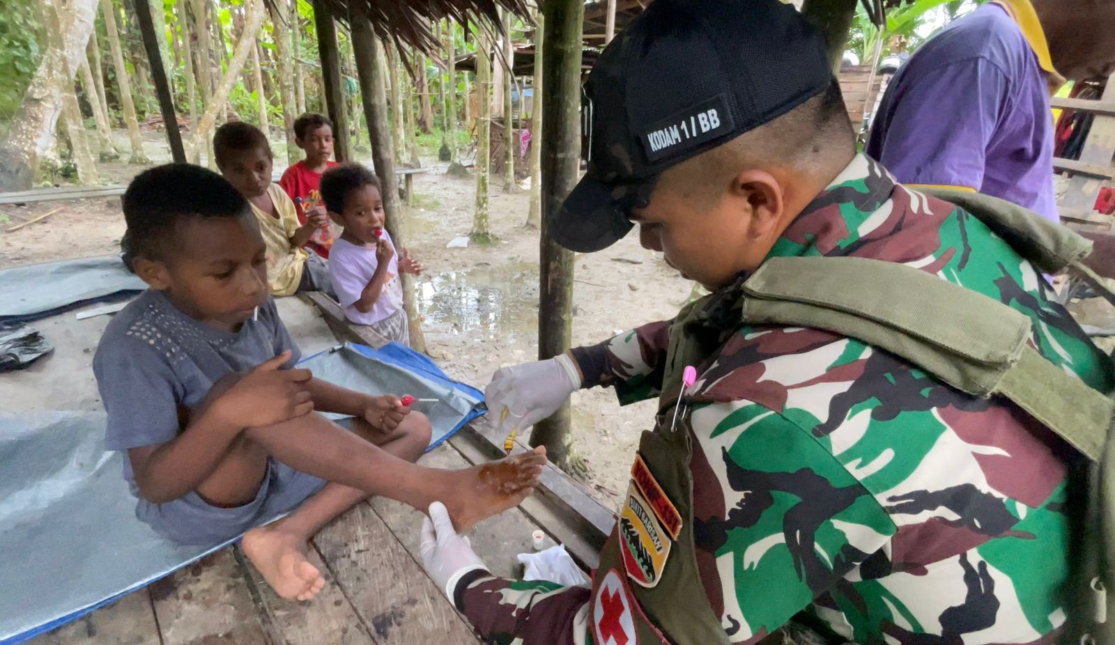Satgas Yonif 131/Brajasakti Berikan Pelayanan Kesehatan di Kampung Pikere, Perbatasan Papua