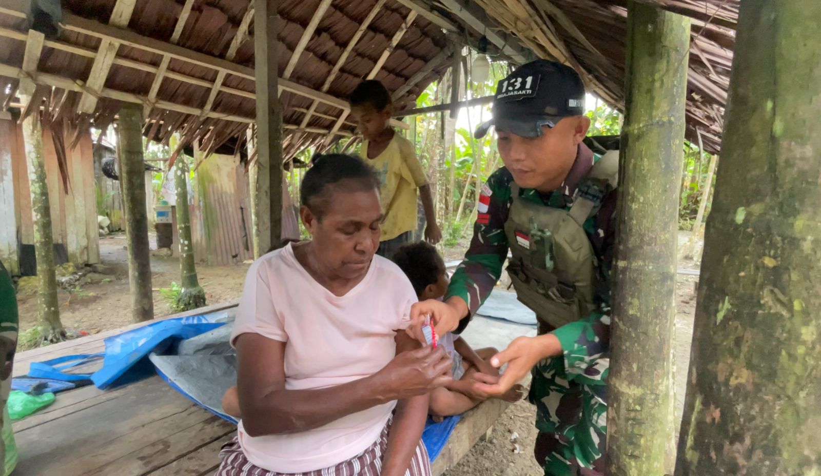 Satgas Yonif 131/Brajasakti Berikan Pelayanan Kesehatan di Kampung Pikere, Perbatasan Papua