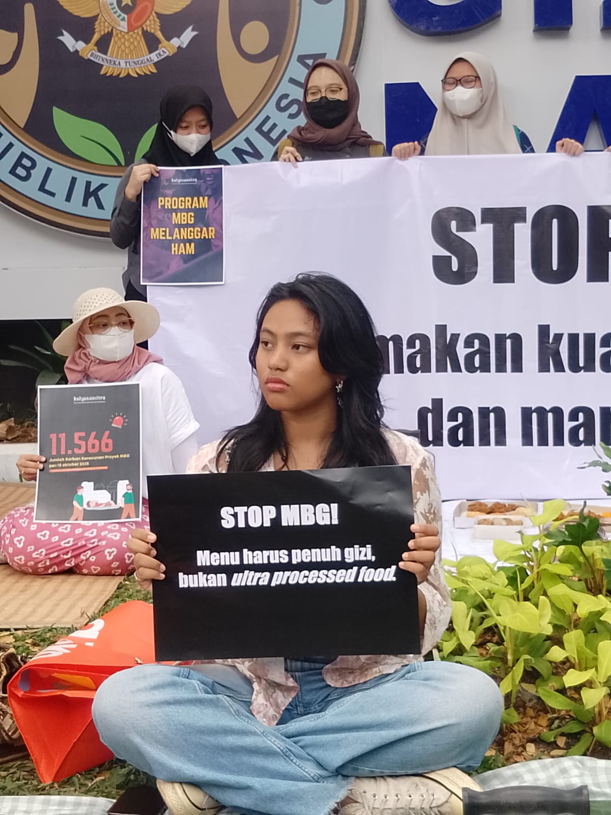 Aksi Suara Ibu Indonesia dan Jaringan Desak Hentikan MBG: Anak Kita Layak Pangan Aman Aksi Suara Ibu Indonesia dan Jaringan Desak Hentikan MBG: Anak Kita Layak Pangan Aman