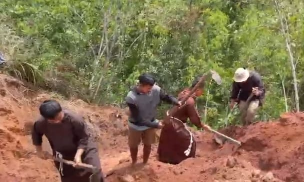 Jalan Dirusak, Iman Ditegakkan: Pastor dan Suster Lawan Ketidakadilan Dengan Kasih, Ibadah dan Gotong Royong Ekologis Jalan Dirusak, Iman Ditegakkan: Pastor dan Suster Lawan Ketidakadilan Dengan Kasih, Ibadah dan Gotong Royong Ekologis
