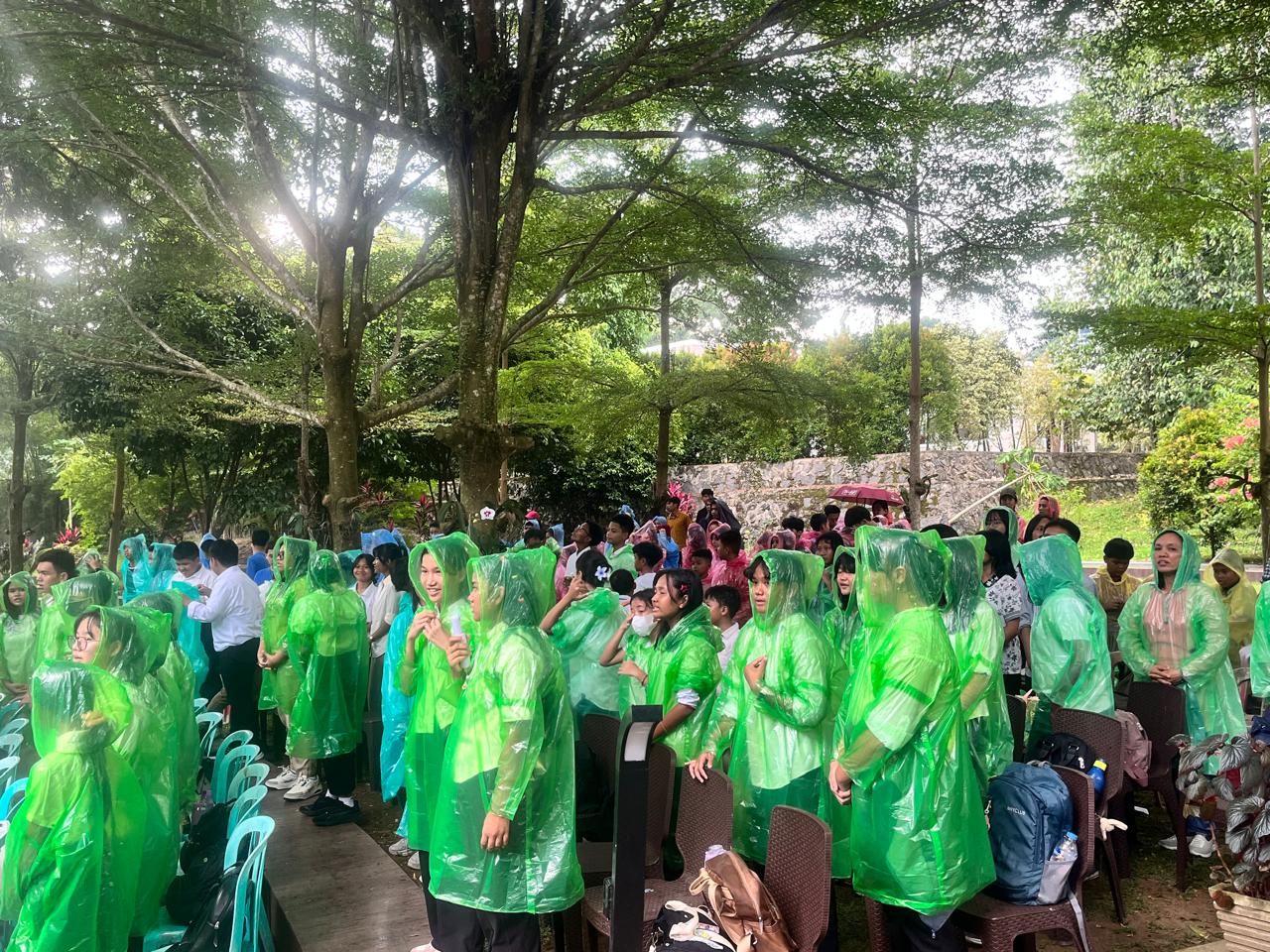 Ratusan Misionaris Cilik Dekanat Palembang Berkumpul di Via Crucis Peringati Hari Minggu Misi Sedunia ke-99 Ratusan Misionaris Cilik Dekanat Palembang Berkumpul di Via Crucis Peringati Hari Minggu Misi Sedunia ke-99