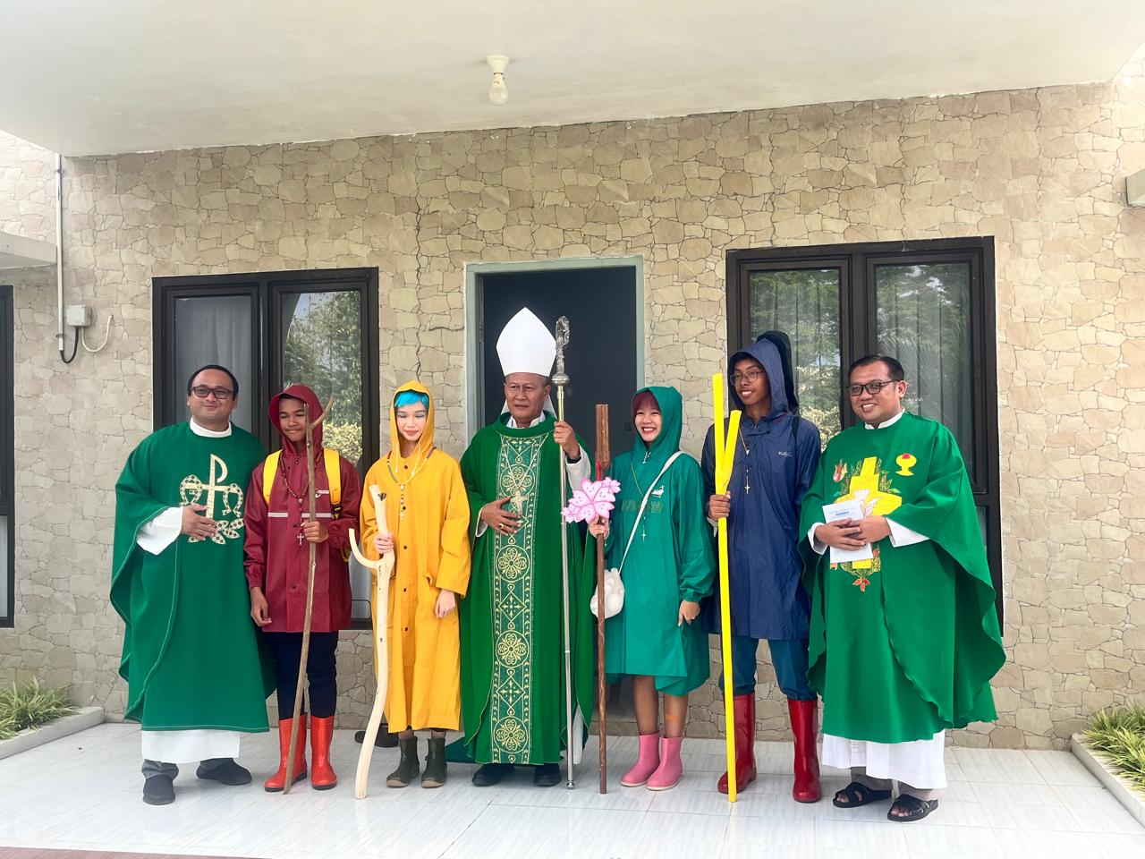 Ratusan Misionaris Cilik Dekanat Palembang Berkumpul di Via Crucis Peringati Hari Minggu Misi Sedunia ke-99 Ratusan Misionaris Cilik Dekanat Palembang Berkumpul di Via Crucis Peringati Hari Minggu Misi Sedunia ke-99