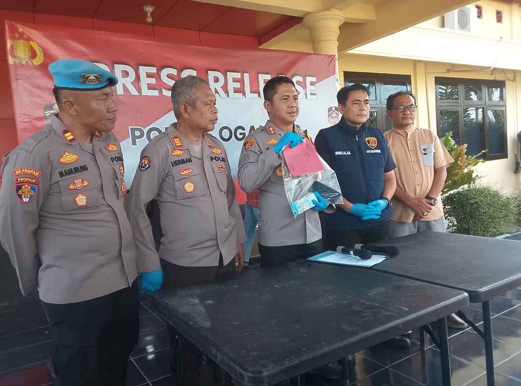 Polres Ogan ilir Lakukan Persrilis Oknum LSM Tersangka Pemerasan Kades di Ogan Ilir, Kini Terancam 9 Tahun Penjara Polres Ogan ilir Lakukan Persrilis Oknum LSM Tersangka Pemerasan Kades di Ogan Ilir, Kini Terancam 9 Tahun Penjara