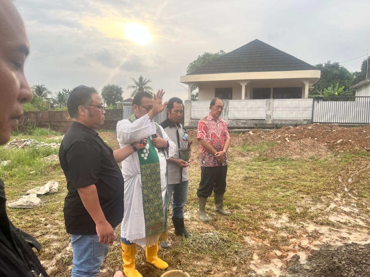 Peletakan Batu Pertama Pendopo Stasi Hilarius: Tonggak Sejarah Baru Umat Katolik di Soak Simpur Palembang Peletakan Batu Pertama Pendopo Stasi Hilarius: Tonggak Sejarah Baru Umat Katolik di Soak Simpur Palembang