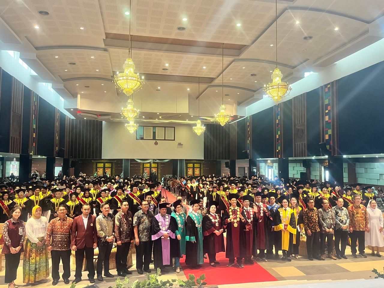 UKMC Kukuhkan 244 Lulusan, Tekankan Pentingnya Karakter dan Kesiapan Menghadapi Badai Digitalisasi Global