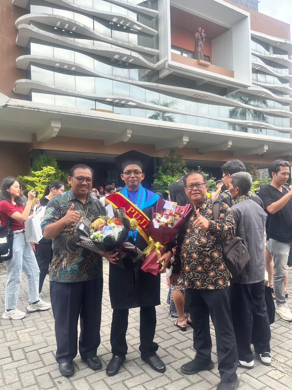 UKMC Kukuhkan 244 Lulusan, Tekankan Pentingnya Karakter dan Kesiapan Menghadapi Badai Digitalisasi Global