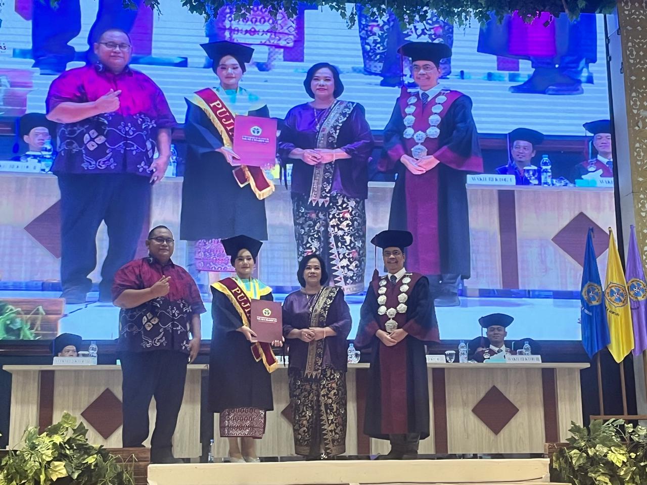 UKMC Kukuhkan 244 Lulusan, Tekankan Pentingnya Karakter dan Kesiapan Menghadapi Badai Digitalisasi Global