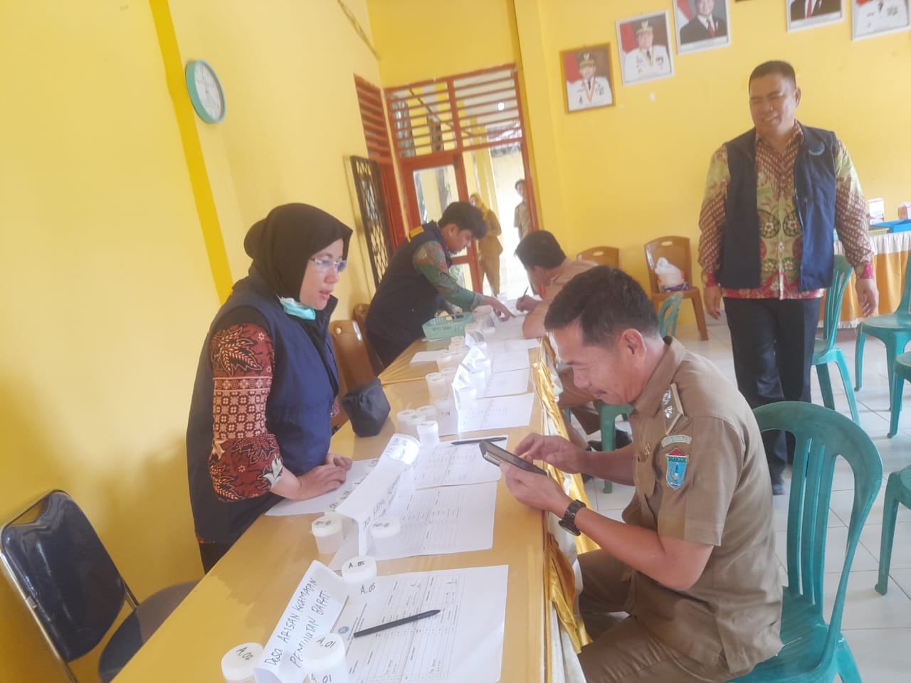 BNN Ogan Ilir Melaksanakan Tugas tes Urine di Kecamatan Pemulutan Barat