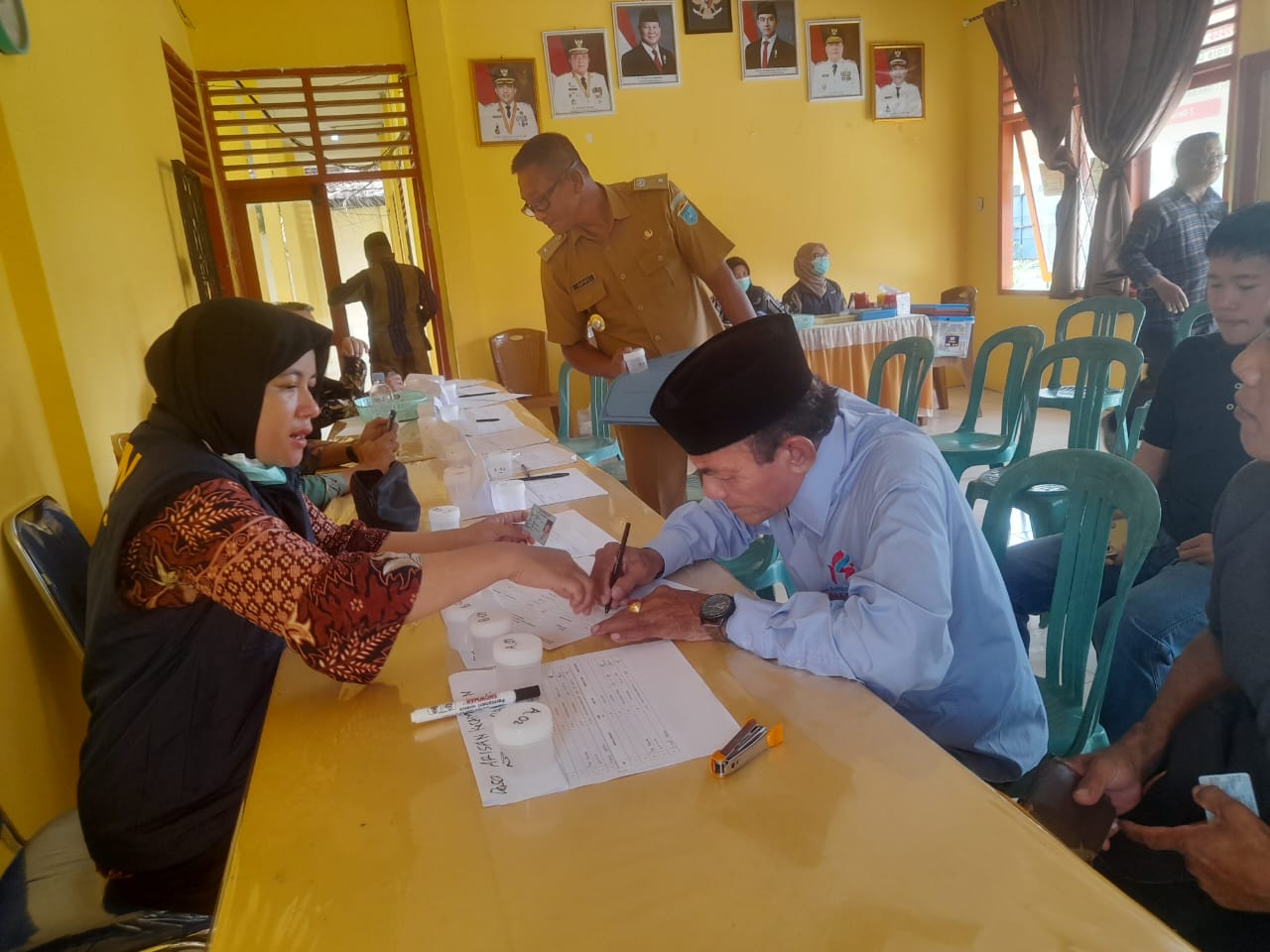 BNN Ogan Ilir Melaksanakan Tugas tes Urine di Kecamatan Pemulutan Barat