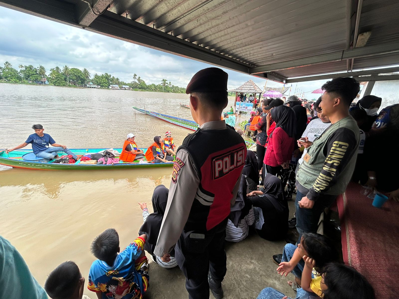 Polsek Pemulutan ogan ilir Lakukan Pengamanan Perlombaan Perahu Bidar Mini di Desa Sembadak