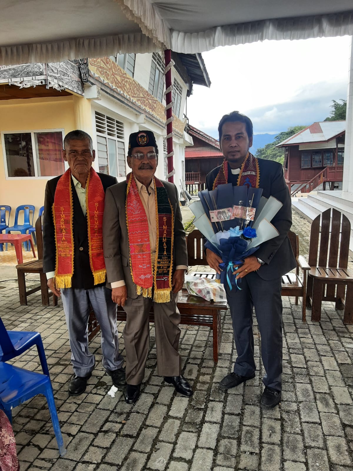 STOLA ULOS DARI SAMOSIR KARYA Dr drh ROTUA WENDEILYNA SIMARMATA MSi CMed