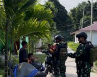 Jalin Komsos Dengan Baik, Satgas Pamtas Kewilayahan RI-PNG Yonif 410/Alg Pos Kramamongga Anjangsana ke Rumah Tokoh Masyarakat