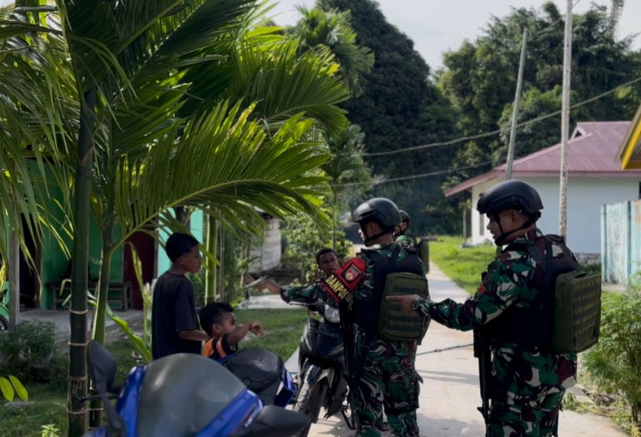 Jalin Komsos Dengan Baik, Satgas Pamtas Kewilayahan RI-PNG Yonif 410/Alg Pos Kramamongga Anjangsana ke Rumah Tokoh Masyarakat