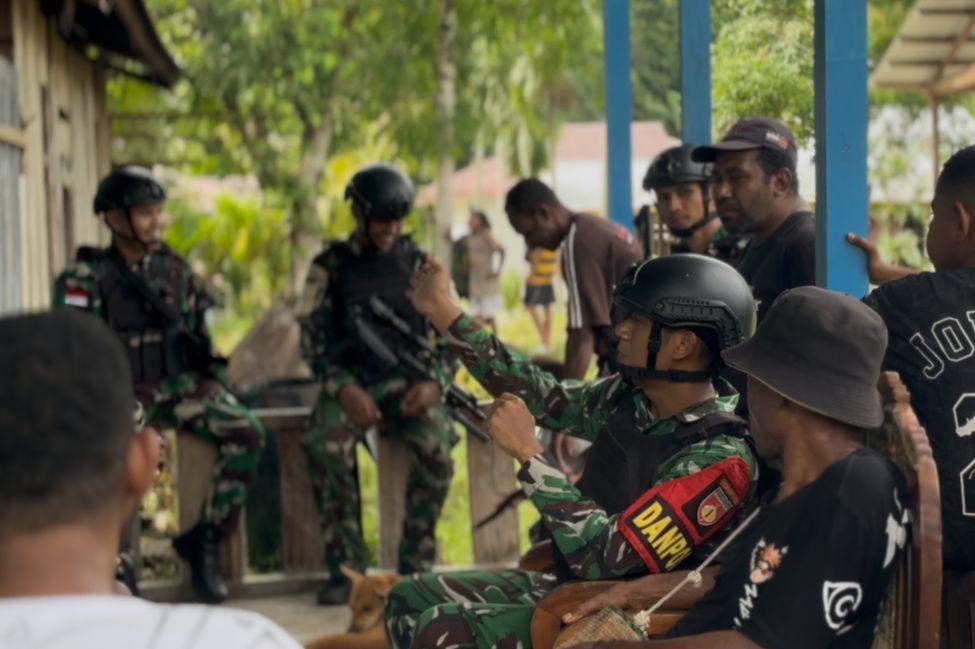 Jalin Komsos Dengan Baik, Satgas Pamtas Kewilayahan RI-PNG Yonif 410/Alg Pos Kramamongga Anjangsana ke Rumah Tokoh Masyarakat