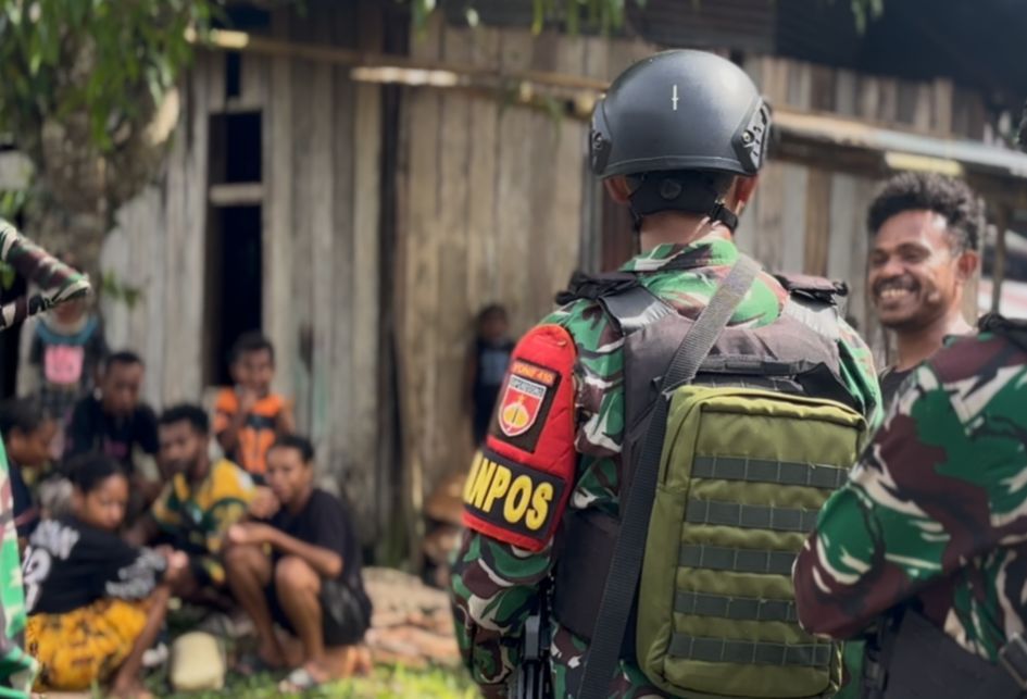 Jalin Komsos Dengan Baik, Satgas Pamtas Kewilayahan RI-PNG Yonif 410/Alg Pos Kramamongga Anjangsana ke Rumah Tokoh Masyarakat