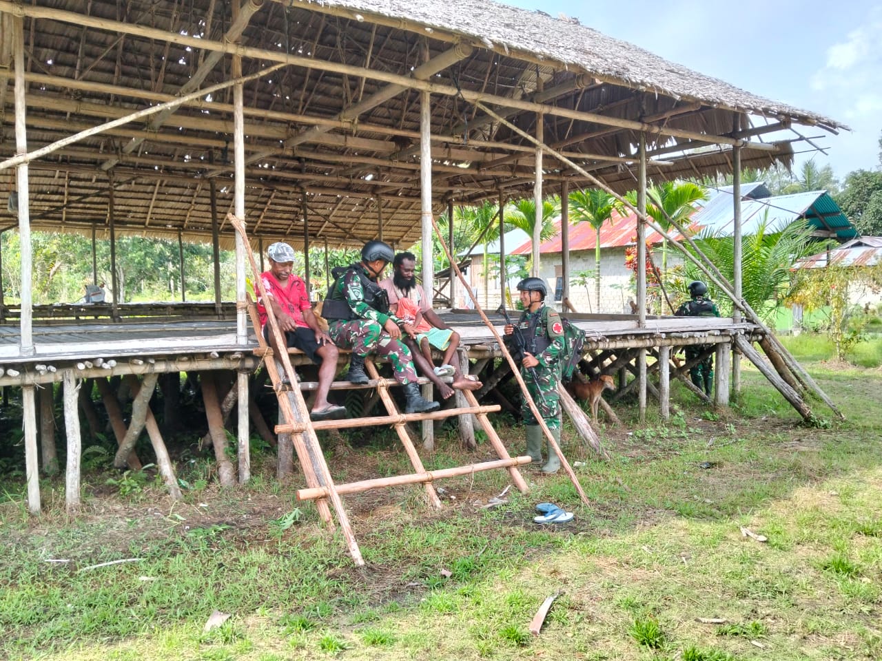Satgas Pamtas Kewilayahan Yonif 410 Alugoro Laksanakan Komsos di Kampung Sanguwar