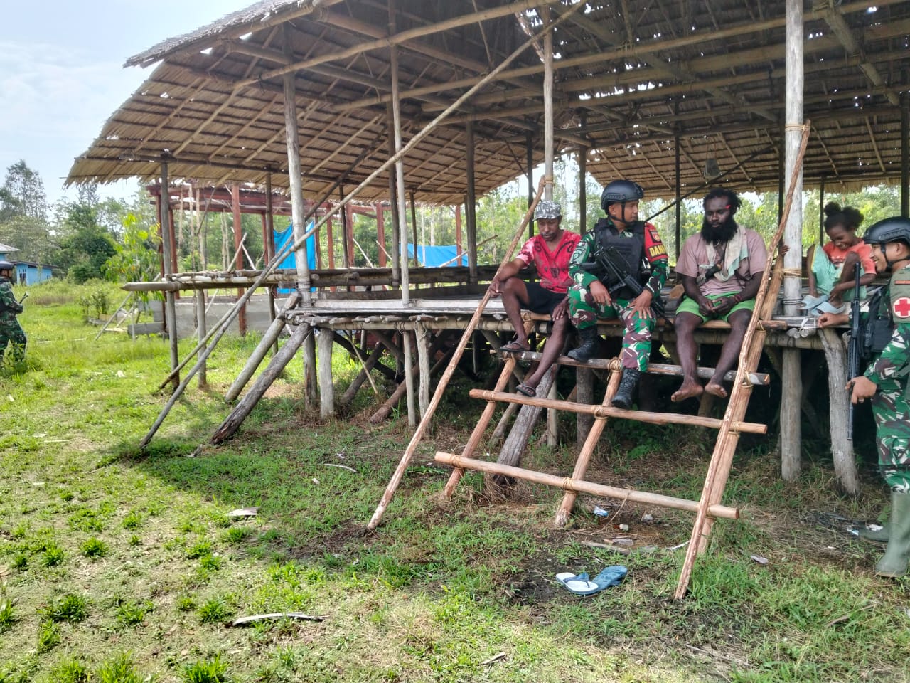 Satgas Pamtas Kewilayahan Yonif 410 Alugoro Laksanakan Komsos di Kampung Sanguwar