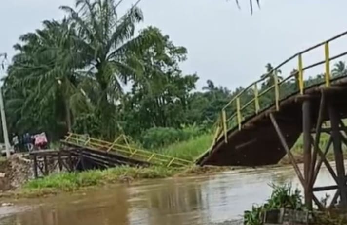 Bupati Ogan Ilir Di Dampingi Kadin PUPR Ceklangsung Jembatan Ambruk Di Desa Lubuk Rukam- Muara Kumbang