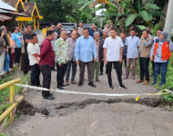 Bupati Ogan Ilir Di Dampingi Kadin PUPR Ceklangsung Jembatan Ambruk Di Desa Lubuk Rukam- Muara Kumbang