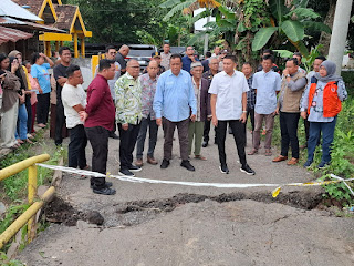 Bupati Ogan Ilir Di Dampingi Kadin PUPR Ceklangsung Jembatan Ambruk Di Desa Lubuk Rukam- Muara Kumbang