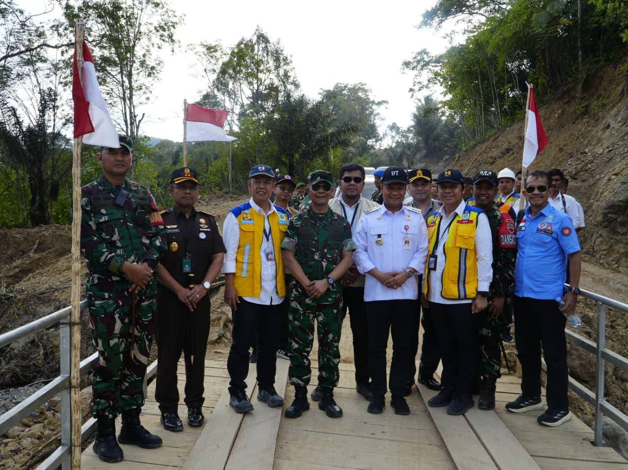 Sinergi kuat, Pemulihan Cepat: Kasum TNI Tinjau Penanganan Bencana di Humbang Hasundutan