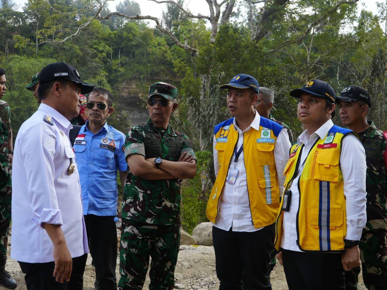 Sinergi kuat, Pemulihan Cepat: Kasum TNI Tinjau Penanganan Bencana di Humbang Hasundutan