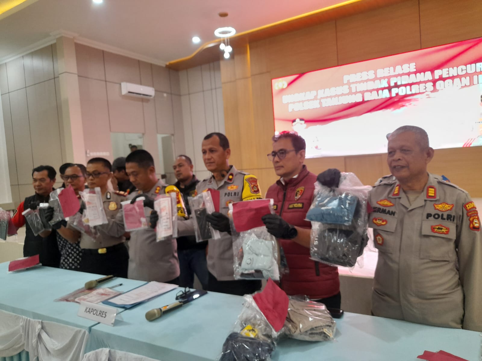 Ringkus Komplotan Bobol Rumah PNS Yang Kehilangan 23 Suku Emas, Polisi Ungkap Keterlibatan Ibu dan Anak Ringkus Komplotan Bobol Rumah PNS Yang Kehilangan 23 Suku Emas, Polisi Ungkap Keterlibatan Ibu dan Anak