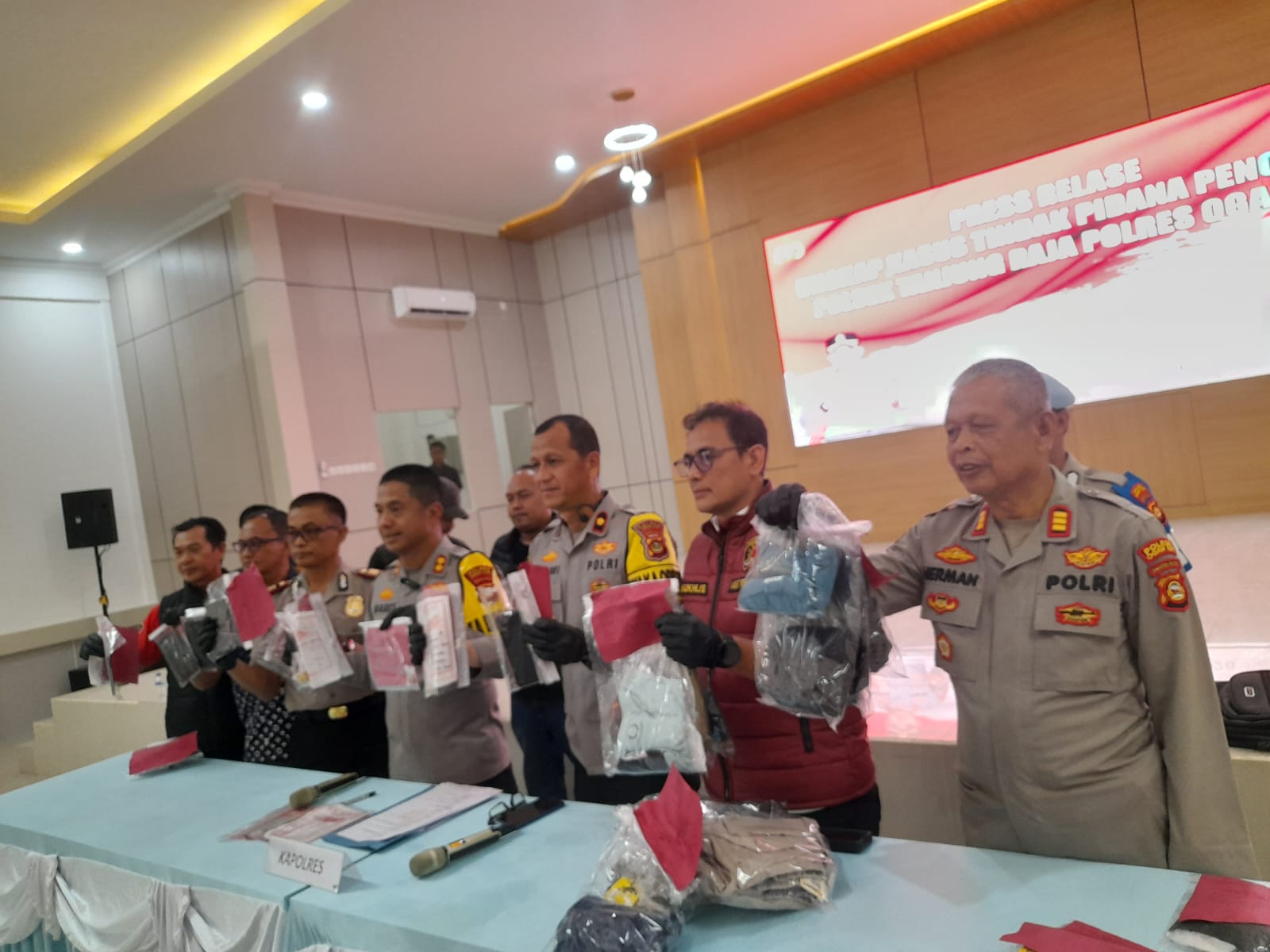 Ringkus Komplotan Bobol Rumah PNS Yang Kehilangan 23 Suku Emas, Polisi Ungkap Keterlibatan Ibu dan Anak Ringkus Komplotan Bobol Rumah PNS Yang Kehilangan 23 Suku Emas, Polisi Ungkap Keterlibatan Ibu dan Anak