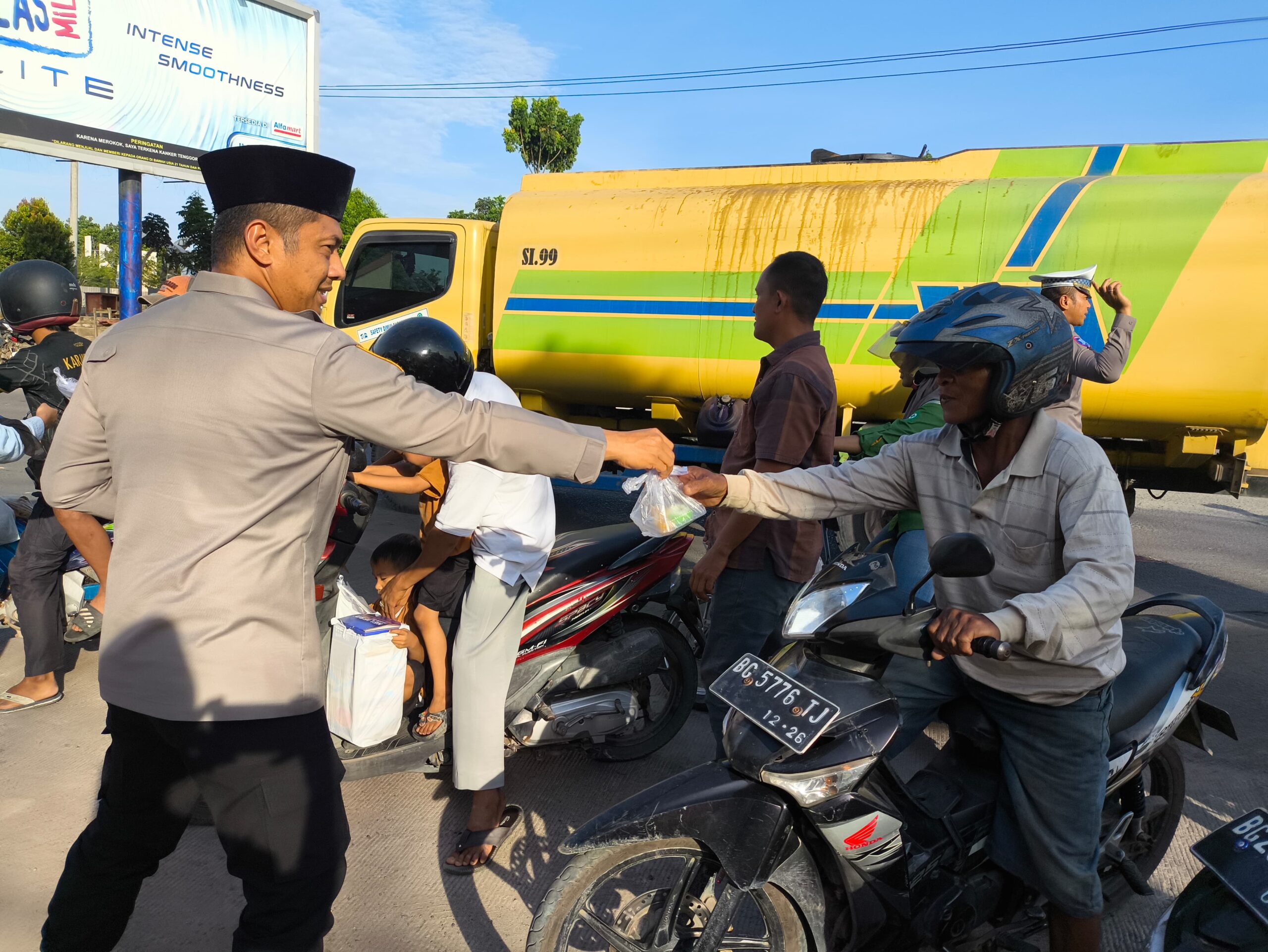Polres Ogan Ilir dan Polsek Jajaran Bagikan Takjil di Bulan Suci Ramadhan 1446 H