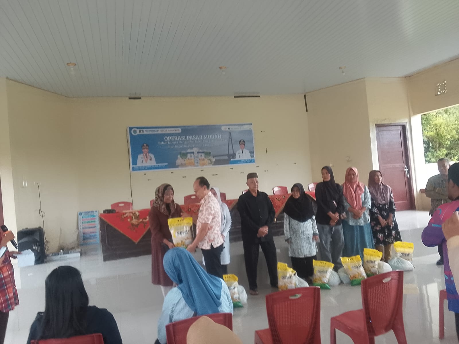 Operasi Pasar Murah Di Kecamatan Indralaya Pembelinya Datang Bertahap