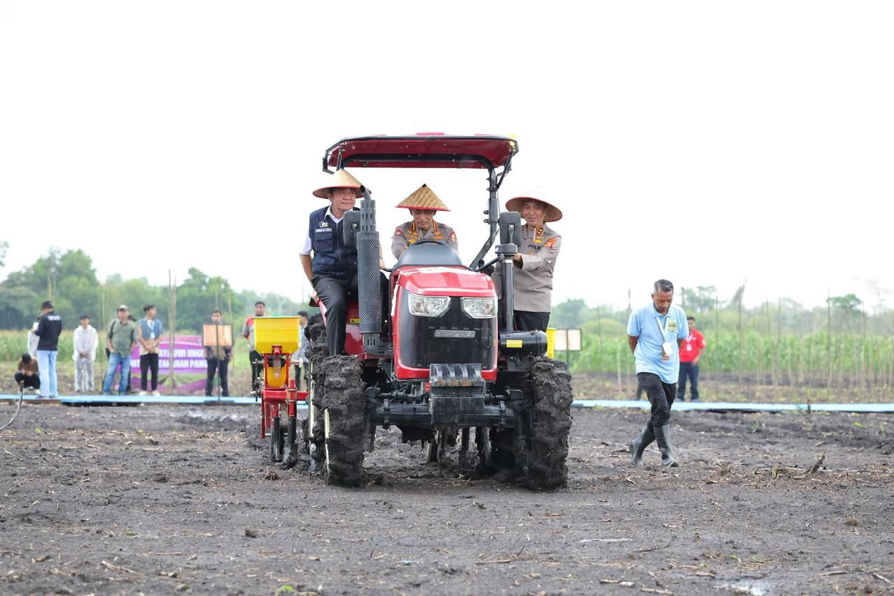 Kapolri Berikan Bantuan Alsintan dan Bagikan Bansos kepada Kelompok Tani pada Kegiatan Tanam Jagung Serentak di Ogan Ilir