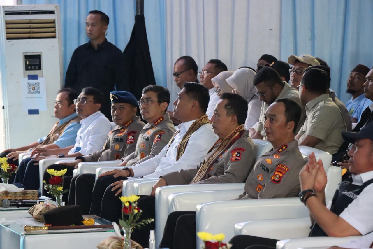 Kapolri Berikan Bantuan Alsintan dan Bagikan Bansos kepada Kelompok Tani pada Kegiatan Tanam Jagung Serentak di Ogan Ilir