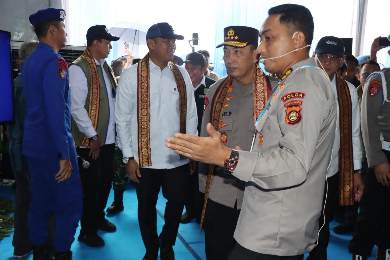 Kapolri Berikan Bantuan Alsintan dan Bagikan Bansos kepada Kelompok Tani pada Kegiatan Tanam Jagung Serentak di Ogan Ilir