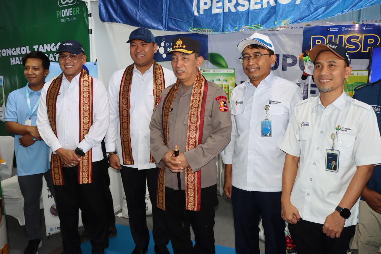 Kapolri Berikan Bantuan Alsintan dan Bagikan Bansos kepada Kelompok Tani pada Kegiatan Tanam Jagung Serentak di Ogan Ilir