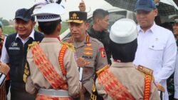 Kapolri Berikan Bantuan Alsintan dan Bagikan Bansos kepada Kelompok Tani pada Kegiatan Tanam Jagung Serentak di Ogan Ilir