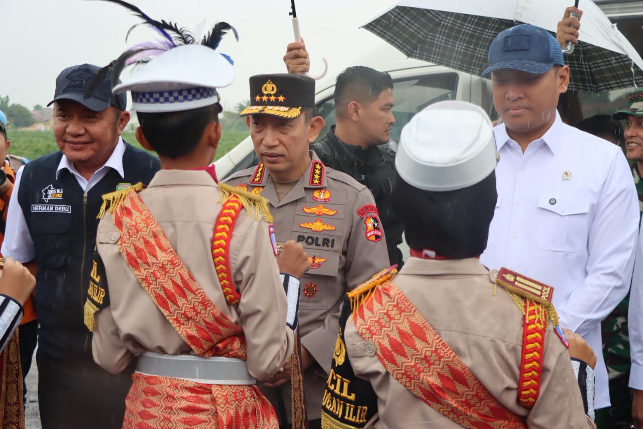 Kapolri Berikan Bantuan Alsintan dan Bagikan Bansos kepada Kelompok Tani pada Kegiatan Tanam Jagung Serentak di Ogan Ilir