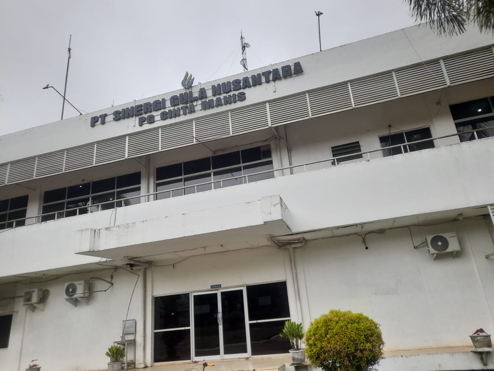 PT. Sinergi Gula Musantara (SGN) Cinta Manis menjelang Idul fitri membagikan THR di berberapa OPD yang ada di lingkungan Pemerintahan Kabupaten Ogan Ilir