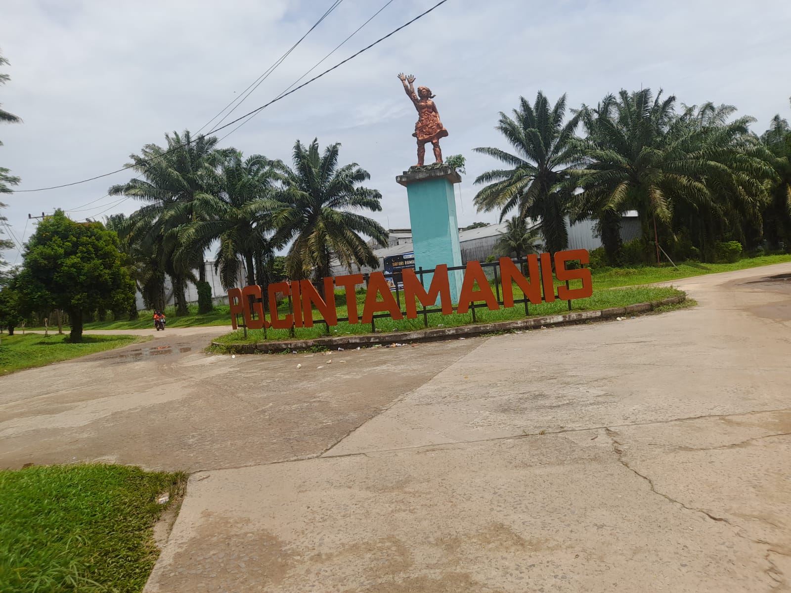 PT. Sinergi Gula Musantara (SGN) Cinta Manis menjelang Idul fitri membagikan THR di berberapa OPD yang ada di lingkungan Pemerintahan Kabupaten Ogan Ilir